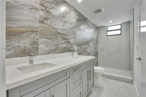 House in Miami-Dade, Florida 3 bedrooms, 157.47 sq.m. № 2042170 - photo 10