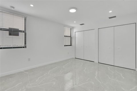 House in Miami-Dade, Florida 3 bedrooms, 157.47 sq.m. № 2042170 - photo 6