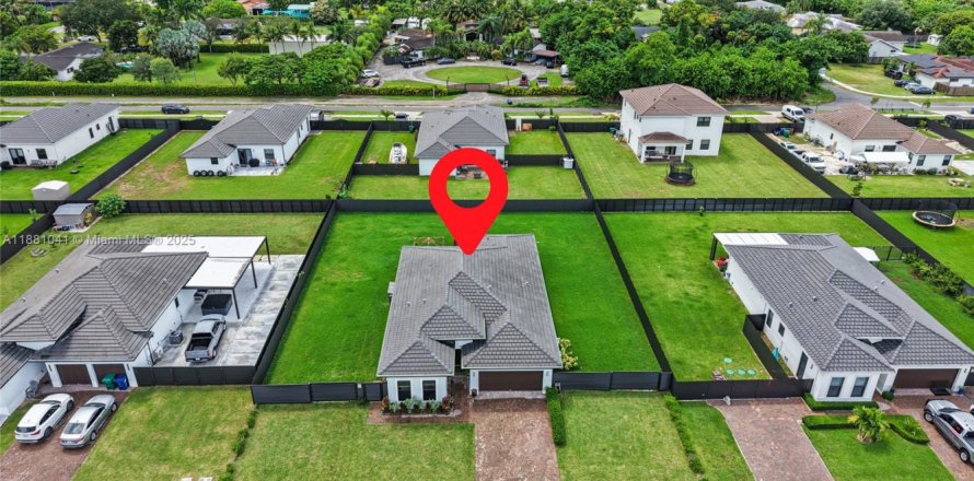 House in Homestead, Florida 4 bedrooms, 193.98 sq.m. № 1922384