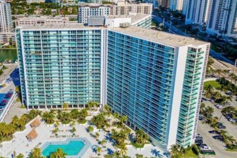 Condominio en venta en Sunny Isles Beach, Florida, 2 dormitorios, 123.65 m2 № 1731364 - foto 21