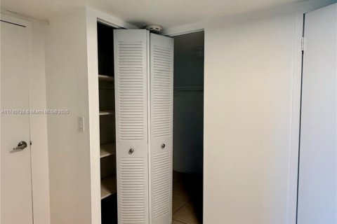 Condominio en venta en Sunny Isles Beach, Florida, 2 dormitorios, 123.65 m2 № 1731364 - foto 11