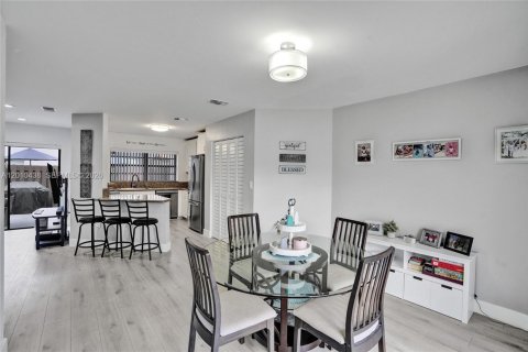 Townhouse in Miami, Florida 2 bedrooms, 123.93 sq.m. № 2073433 - photo 12