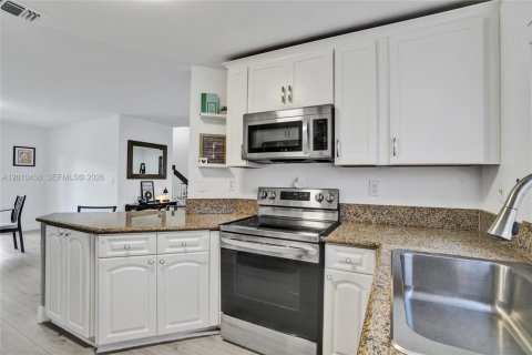 Townhouse in Miami, Florida 2 bedrooms, 123.93 sq.m. № 2073433 - photo 17