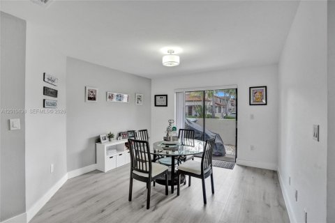 Townhouse in Miami, Florida 2 bedrooms, 123.93 sq.m. № 2073433 - photo 10