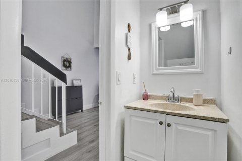 Townhouse in Miami, Florida 2 bedrooms, 123.93 sq.m. № 2073433 - photo 9