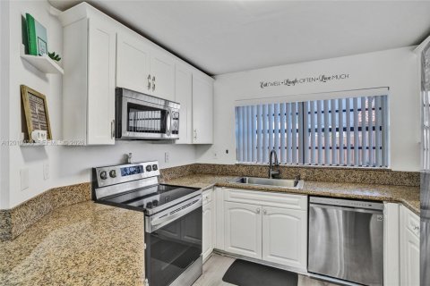 Townhouse in Miami, Florida 2 bedrooms, 123.93 sq.m. № 2073433 - photo 15