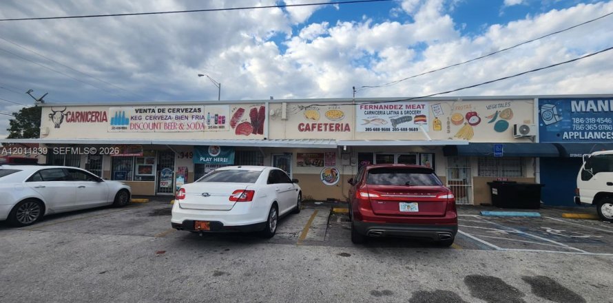 Commercial property in Hialeah, Florida № 2074887