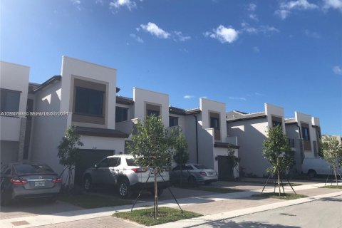 Townhouse in Miami, Florida 3 bedrooms, 137.31 sq.m. № 2004158 - photo 20