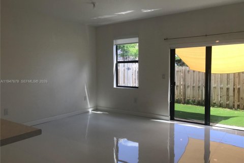 Townhouse in Miami, Florida 3 bedrooms, 137.31 sq.m. № 2004158 - photo 5