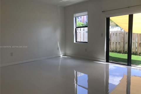 Townhouse in Miami, Florida 3 bedrooms, 137.31 sq.m. № 2004158 - photo 4