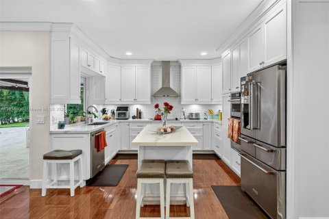 House in Pembroke Pines, Florida 5 bedrooms, 377.09 sq.m. № 1975672 - photo 6