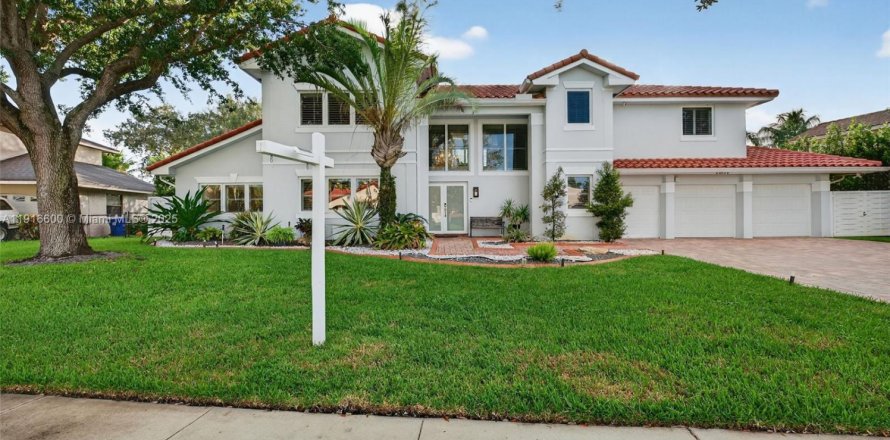 House in Pembroke Pines, Florida 5 bedrooms, 377.09 sq.m. № 1975672