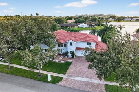 House in Pembroke Pines, Florida 5 bedrooms, 377.09 sq.m. № 1975672 - photo 2