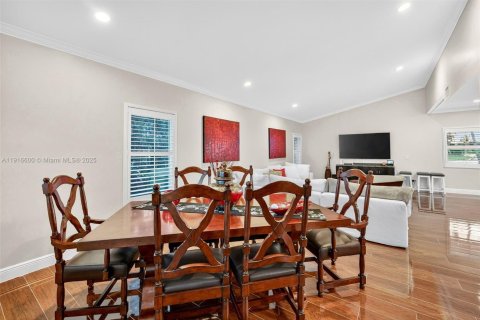 House in Pembroke Pines, Florida 5 bedrooms, 377.09 sq.m. № 1975672 - photo 11