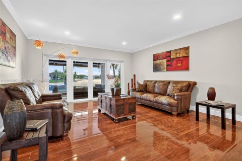 House in Pembroke Pines, Florida 5 bedrooms, 377.09 sq.m. № 1975672 - photo 4