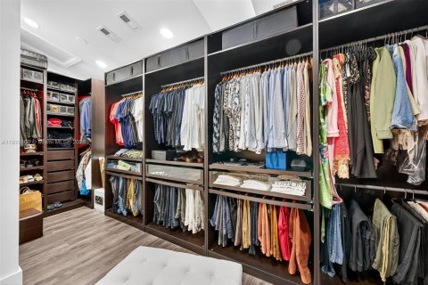 House in Pembroke Pines, Florida 5 bedrooms, 377.09 sq.m. № 1975672 - photo 24