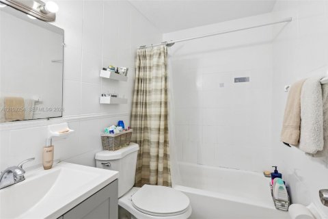 Купить таунхаус в Майами-Гарденс, Флорида 3 спальни, 84.73м2, № 2422962 - фото 15