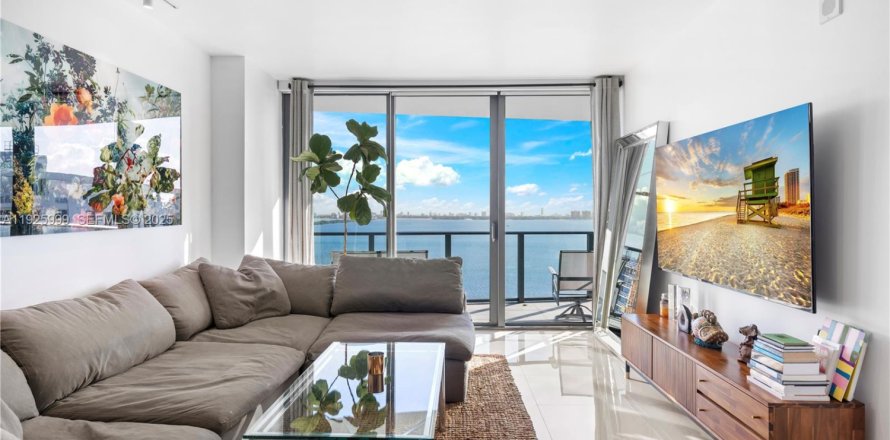 Кондоминиум с 2 спальнями в Майами, Флорида № 1984639