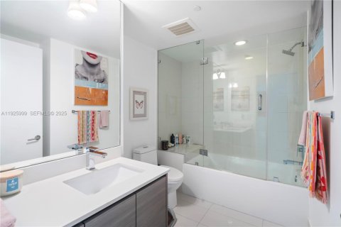 Купить кондоминиум в Майами, Флорида 2 спальни, 99.68м2, № 1984639 - фото 23