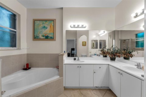 Touwnhouse à vendre à Miami, Floride: 3 chambres, 161 m2 № 1930330 - photo 14