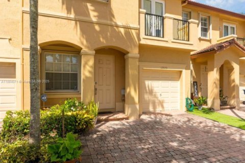 Touwnhouse à vendre à Miami, Floride: 3 chambres, 161 m2 № 1930330 - photo 1