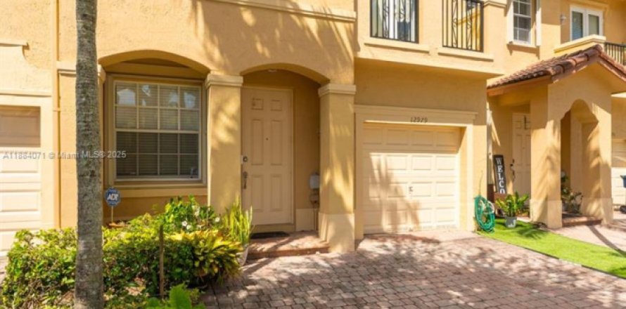 Touwnhouse à Miami, Floride 3 chambres, 161 m2 № 1930330