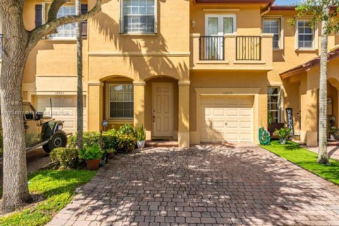 Touwnhouse à vendre à Miami, Floride: 3 chambres, 161 m2 № 1930330 - photo 2