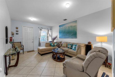 Touwnhouse à vendre à Miami, Floride: 3 chambres, 161 m2 № 1930330 - photo 5