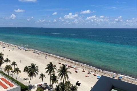 Condo in Hollywood, Florida, 1 bedroom  № 1702498 - photo 9