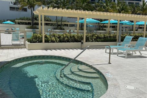 Condo in Hollywood, Florida, 1 bedroom  № 1702498 - photo 8
