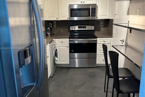 Condo in Hollywood, Florida, 1 bedroom  № 1702498 - photo 12