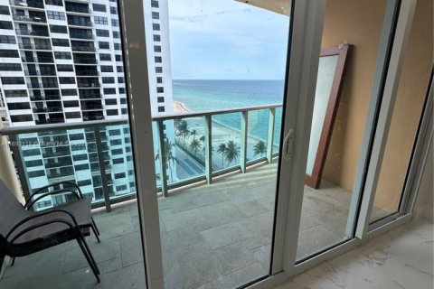 Condo in Hollywood, Florida, 1 bedroom  № 1702498 - photo 14