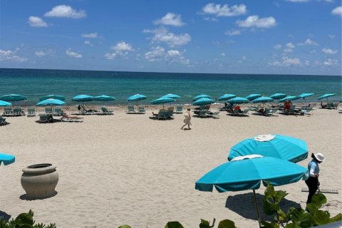 Condo in Hollywood, Florida, 1 bedroom  № 1702498 - photo 1
