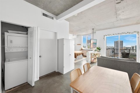 Condo in Miami, Florida, 1 bedroom  № 1892749 - photo 15