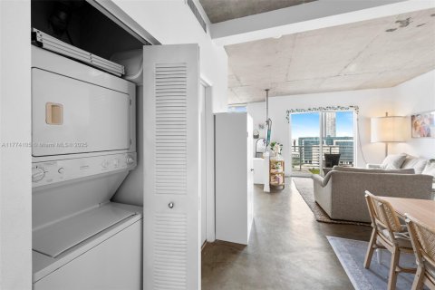 Condo in Miami, Florida, 1 bedroom  № 1892749 - photo 16