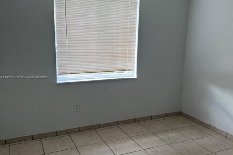 Снять в аренду виллу или дом в Майами, Флорида 3 спальни, 151.52м2, № 1925672 - фото 7