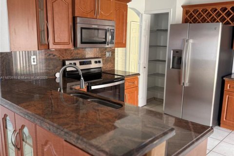 Снять в аренду виллу или дом в Майами, Флорида 3 спальни, 151.52м2, № 1925672 - фото 12