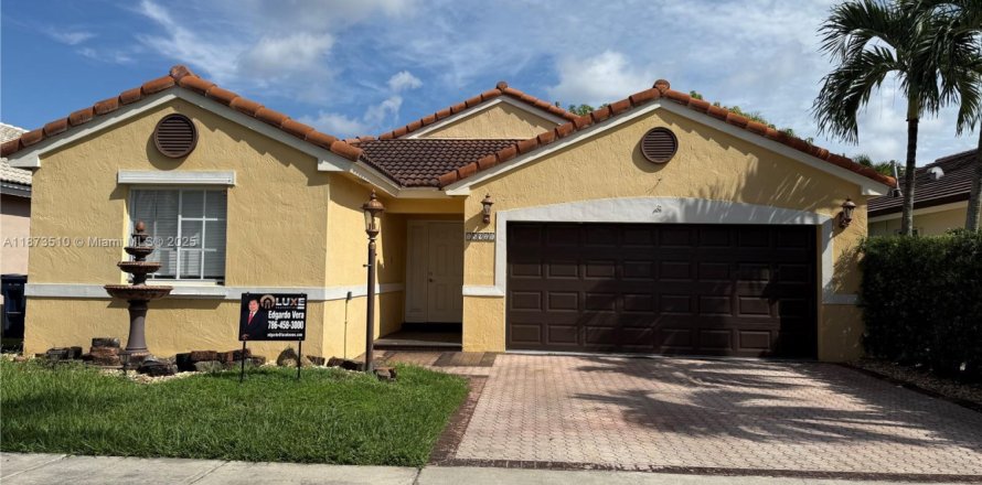 Дом в Майами, Флорида 3 спальни, 151.52м2 № 1925672