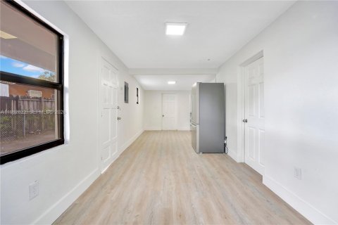 Villa ou maison à louer à Miami, Floride: 2 chambres, 92.9 m2 № 2046771 - photo 4