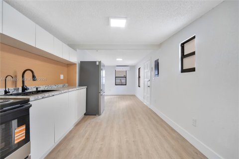 Villa ou maison à louer à Miami, Floride: 2 chambres, 92.9 m2 № 2046771 - photo 7