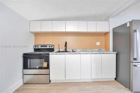 Villa ou maison à louer à Miami, Floride: 2 chambres, 92.9 m2 № 2046771 - photo 3