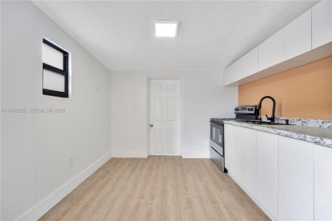 Villa ou maison à louer à Miami, Floride: 2 chambres, 92.9 m2 № 2046771 - photo 5