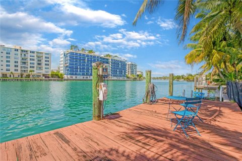 Casa en alquiler en Surfside, Florida, 4 dormitorios № 1738728 - foto 29