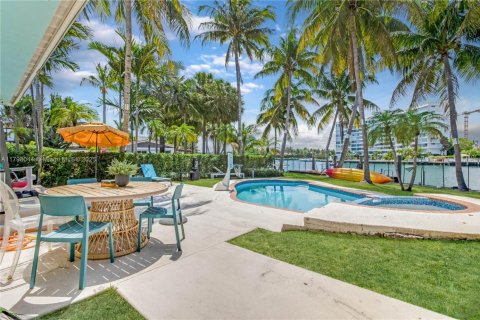 Casa en alquiler en Surfside, Florida, 4 dormitorios № 1738728 - foto 1