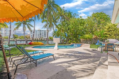 Casa en alquiler en Surfside, Florida, 4 dormitorios № 1738728 - foto 27