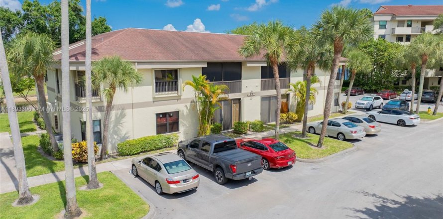 Condo in Coconut Creek, Florida, 3 bedrooms № 1945492