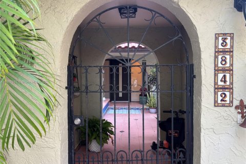Condo in Doral, Florida, 3 bedrooms  № 1942603 - photo 2