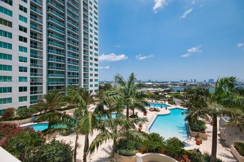 Condominio en Miami, Florida, 1 dormitorio  № 1999767