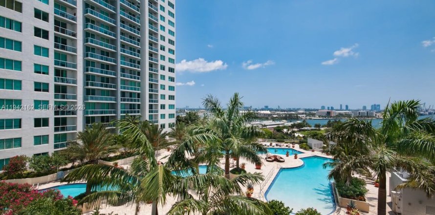 Condominio en Miami, Florida, 1 dormitorio  № 1999767