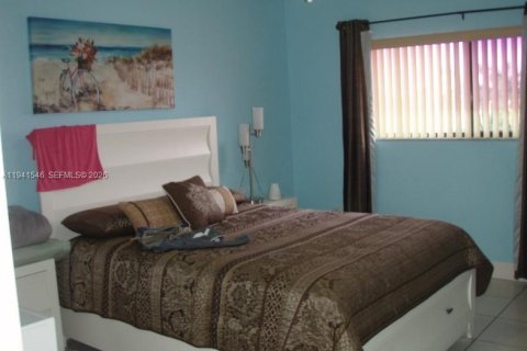 Снять в аренду квартиру в Хайалиа, Флорида 2 спальни, 75.44м2, № 1998881 - фото 3